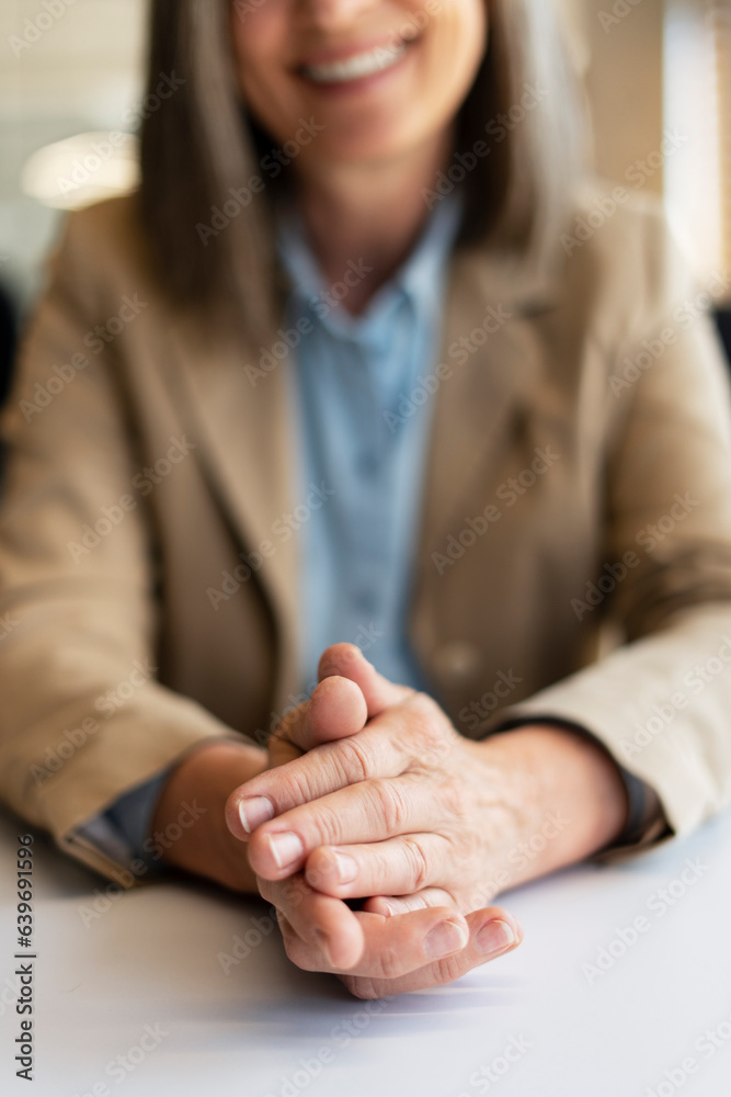 Obraz premium Closeup of smiling businesswoman hands applauds sitting in modern office