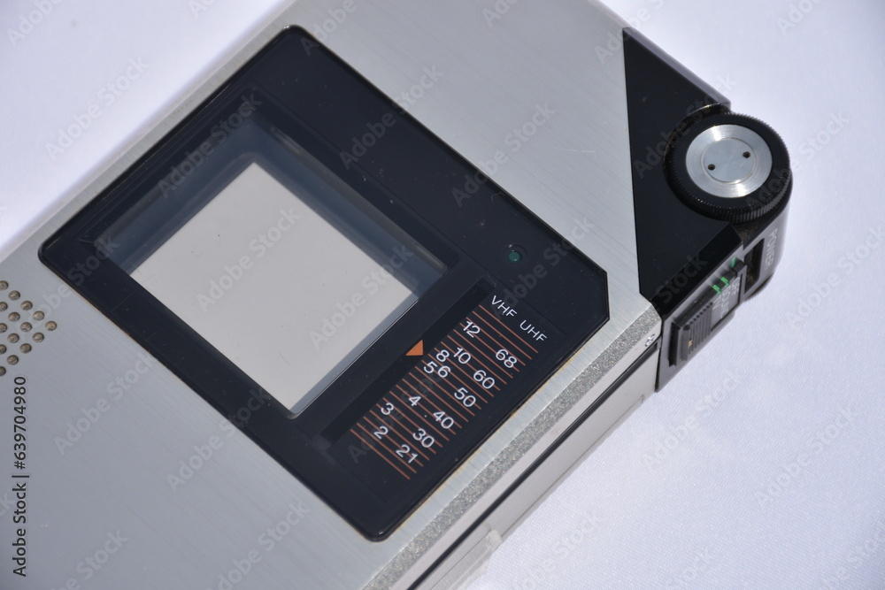 Fototapeta premium Taschenfernseher, Minifernseher, Mini-TV, Bildröhre, abgewinkelt, Bildschirm, Watchman, Sony, FD-210BE, 1982, 1980er, Technik, Skala, Frequenz, Frequenzbereich, Schwarzweiß, Batteriebetrieb, kompakt, 