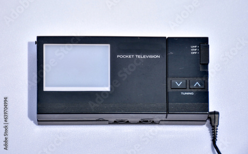 Mini-TV, LCD, LCD-TV, Schwarzweiß, analog, 1985, Neu, Innovation, Spiegel, aufklappen, Spiegelbild, Taschen-TV, Taschenfernseher, Fernseher, Pocket-TV, Bauweise, flach, miniature, Casio, TV-21, 1980er