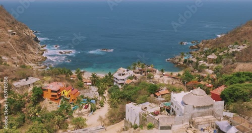 Vista de dron 4k . Video orbita. Concepto de viajes y turismo. puerto ángel, Oaxaca. Costa del pacífico de México.