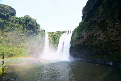 虹が架かる雄川の滝の自然風景