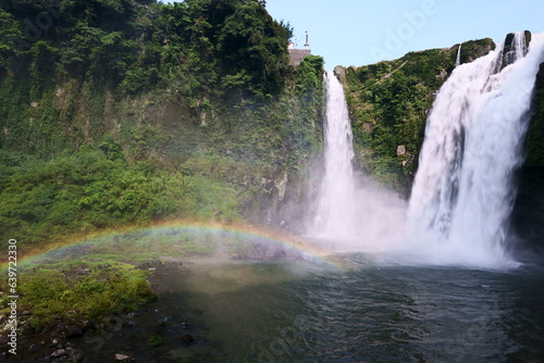 虹がかかる神々しい雄川の滝
