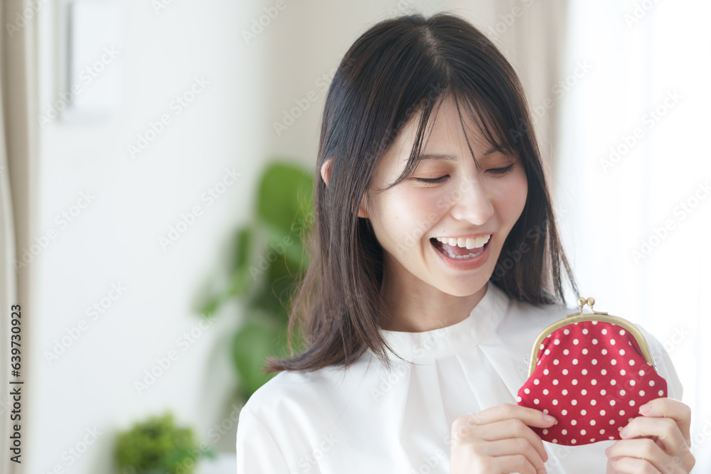 がま口の財布を持つ女性(お金・貯金・主婦) がま口の財布を持つ女性(お金・貯金・主婦)