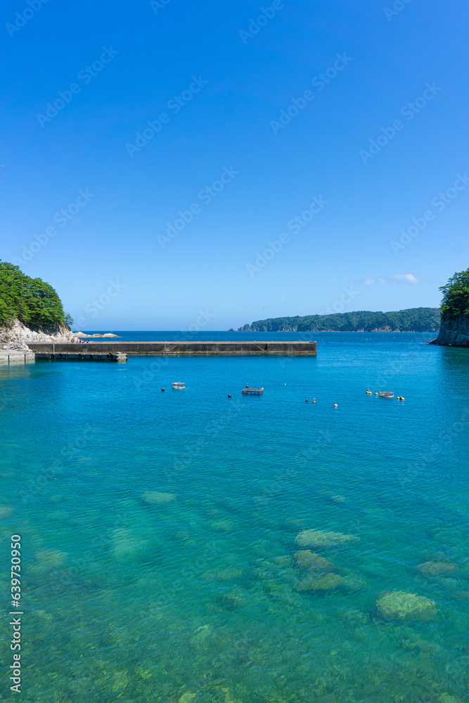 Fototapeta premium 浄土ヶ浜の透き通った湾の景色