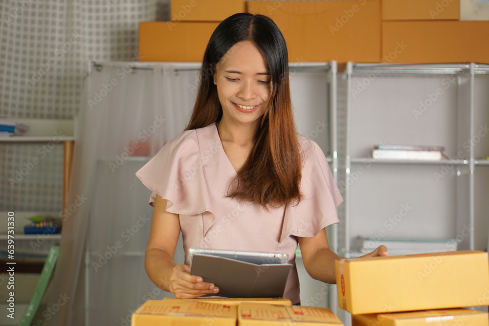 Online merchants view purchase orders via computer. to deliver products to customers Online merchants view purchase orders via computer. to deliver products to customers