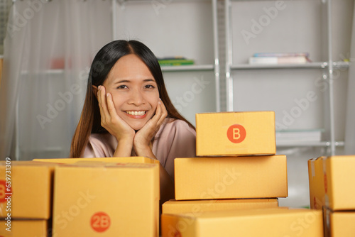 Online sellers are happy because there is a large number of orders coming in. © buraratn