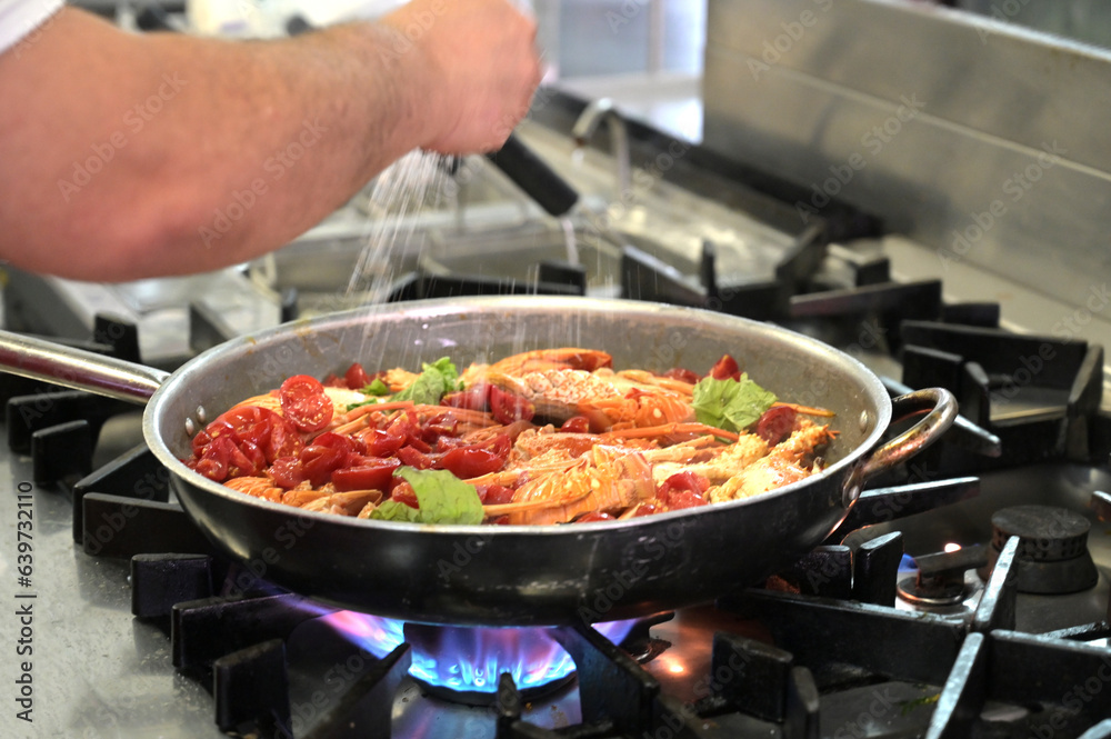 padella di gamberoni in cottura nella cucina di un ristorante padella di gamberoni in cottura nella cucina di un ristorante
