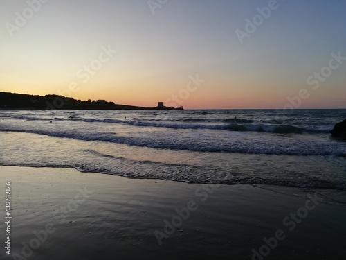 antica torre saracena al tramonto in riva al mare