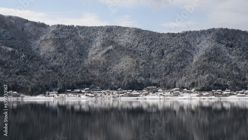 余呉湖, 降雪,冬,厳冬,早朝,無風,静寂,雪, 湖面,晴れ間,家並み,静謐,対岸,山,山裾,民家,集落,湖北地方,滋賀県,長浜市