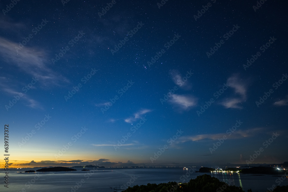 日本の岡山県備前市日生の頭島の美しい夜明けの星空 日本の岡山県備前市日生の頭島の美しい夜明けの星空