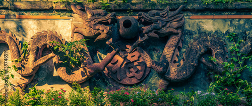 two dragon statues in the temple. The symbol in the center is a Chinese character which means 