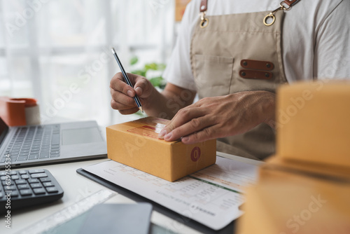 Quadro em tela small business owner starting Asian freelance entrepreneur, arrange, write delivery address of multiple parcel boxes on online orders to arrange delivery for customers, SME business concept