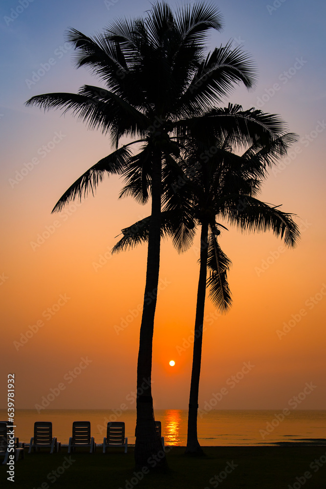 Obraz premium Beautiful sunset on tropical beach.