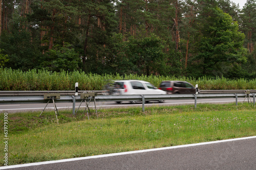 Blitzer an einer Leitplanke an einer deutschen Autobahn