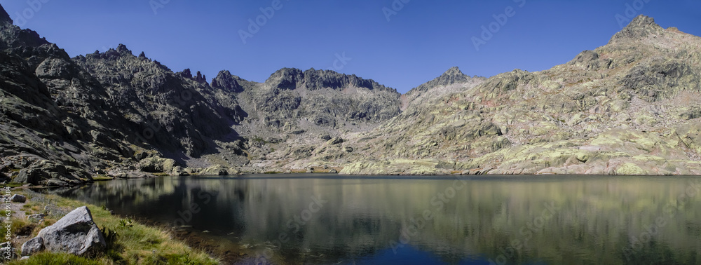 La laguna grande en la Sierra de Gredos, Ávila, España. El circo de Gredos con la laguna rodeada de montañas destacando el pico Almanzor al fondo.