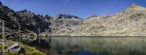 La laguna grande en la Sierra de Gredos, Ávila, España. El circo de Gredos con la laguna rodeada de montañas destacando el pico Almanzor al fondo.