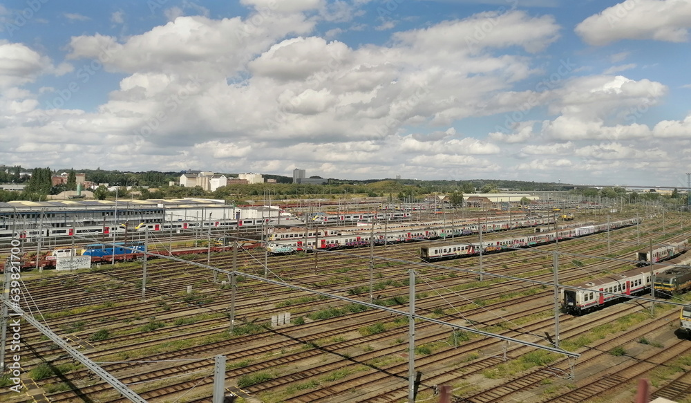 Züge und Gleise am Bahnhof von Lüttich, Belgien