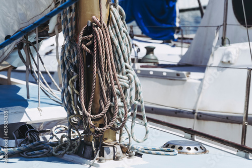 Détail équipement sur un bateau voilier - Cordage avec noeud marin