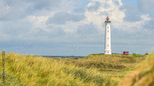 Ein Leuchtturm in den Dünen am Meer © mpix-foto