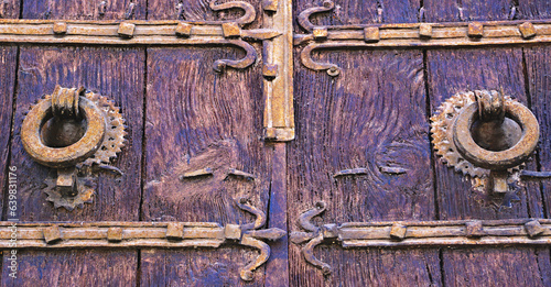 Detalle de puertas y herrería para fondos y texturas del Monasterio de Les Santes Creus en la provincia de Tarragona, Catalunya, España, Europa