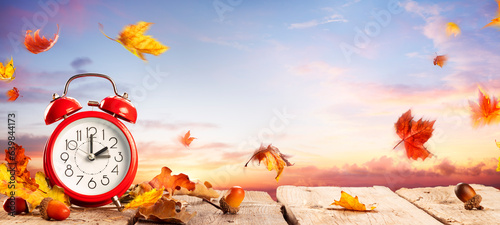 Foto Fall Back Time - Daylight Savings End - Clock Alarm At Sunrise With Leaves - Ret