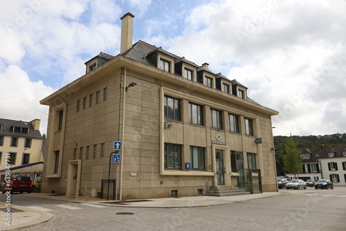 Le bureau de poste, vue de l'extérieur, village de Chateaulin, département du Finistère, Bretagne, France photo