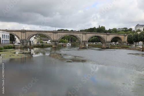 Ancien pont du chemin de fer sur la rivière Aulne, village de Chateaulin, département du Finistère, Bretagne, France