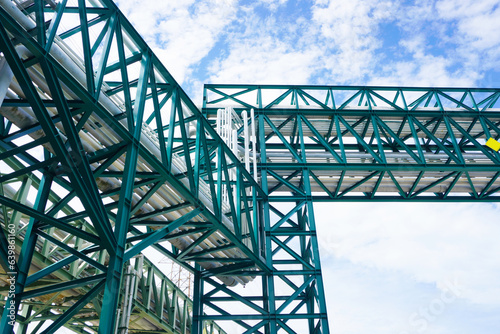 Foto Green pipe rack and pipe bridge in oil and gas project at construction site