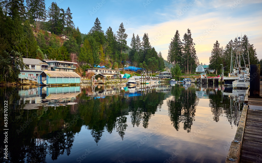 Obraz premium Marina in Madeira Park at sunset. Pender Harbor. Sunshine Coast, British Columbia, Canada