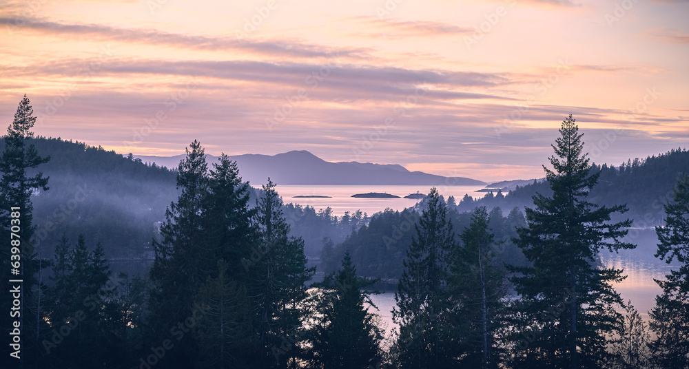 Obraz premium Sunset over sea bay in Madeira park. Sunshine Coast, British Columbia, Canada