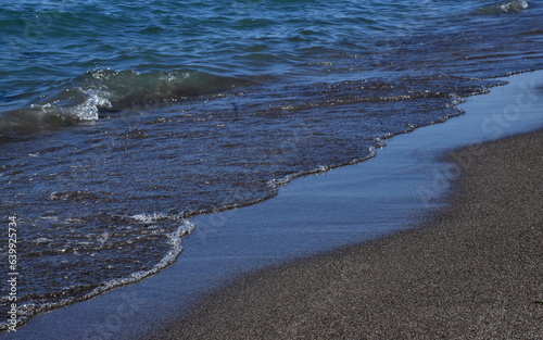 Wellen kommen am Strand an