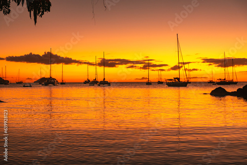 Coucher de soleil à La Grande Anse d'Arlet à La Martinique, mer des Caraïbes, Antilles Françaises.  © ODIN Daniel