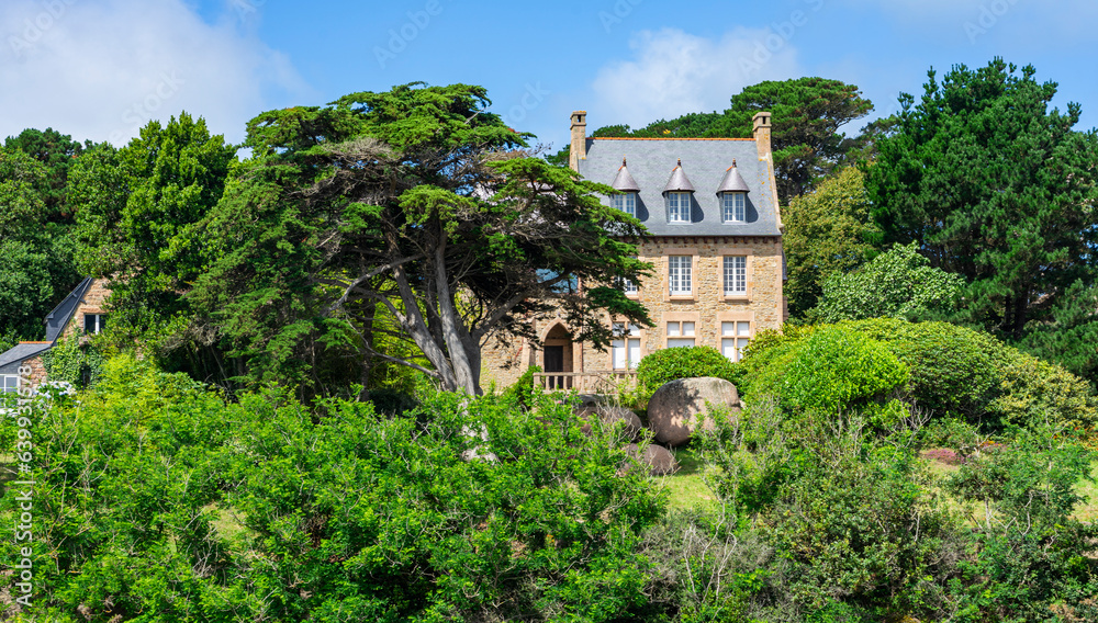 Urlaub in der Bretagne, Frankreich: Wandern am grandiosen Zöllnerpfad, Sentier des Douaniers an der Küste Côte de Granit Rose zwischen Perros-Guirec und Ploumanac’h GR34 - alte Villa