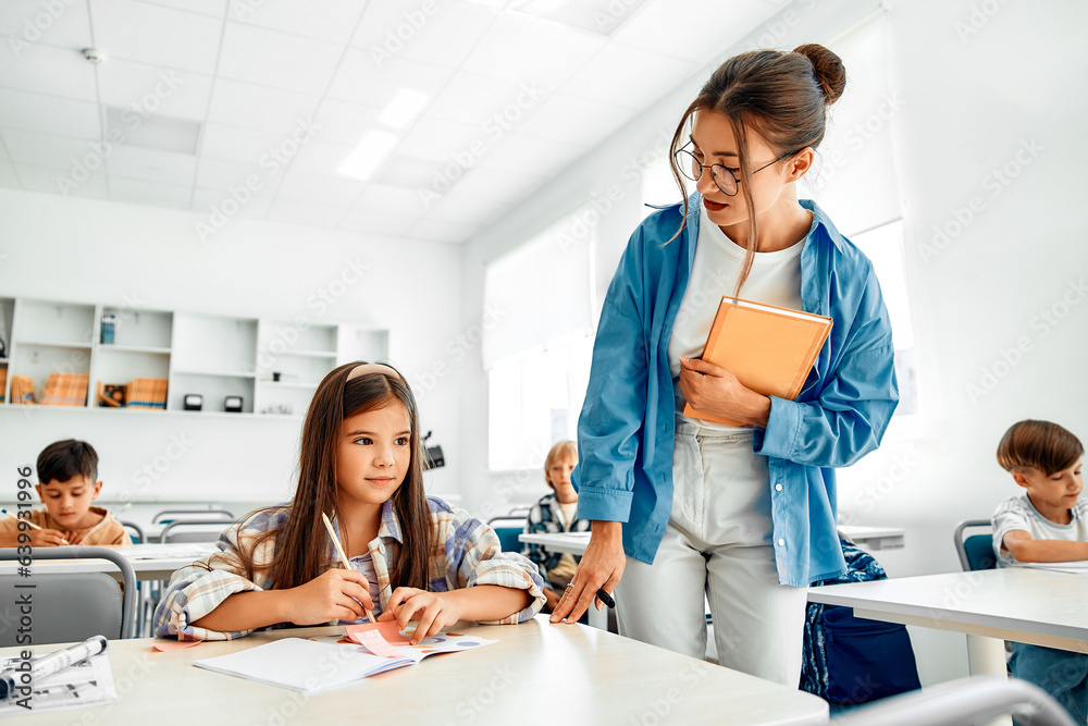 Obraz premium Children learning in a school classroom