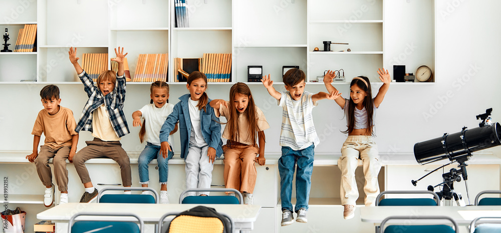 Obraz premium Children learning in a school classroom