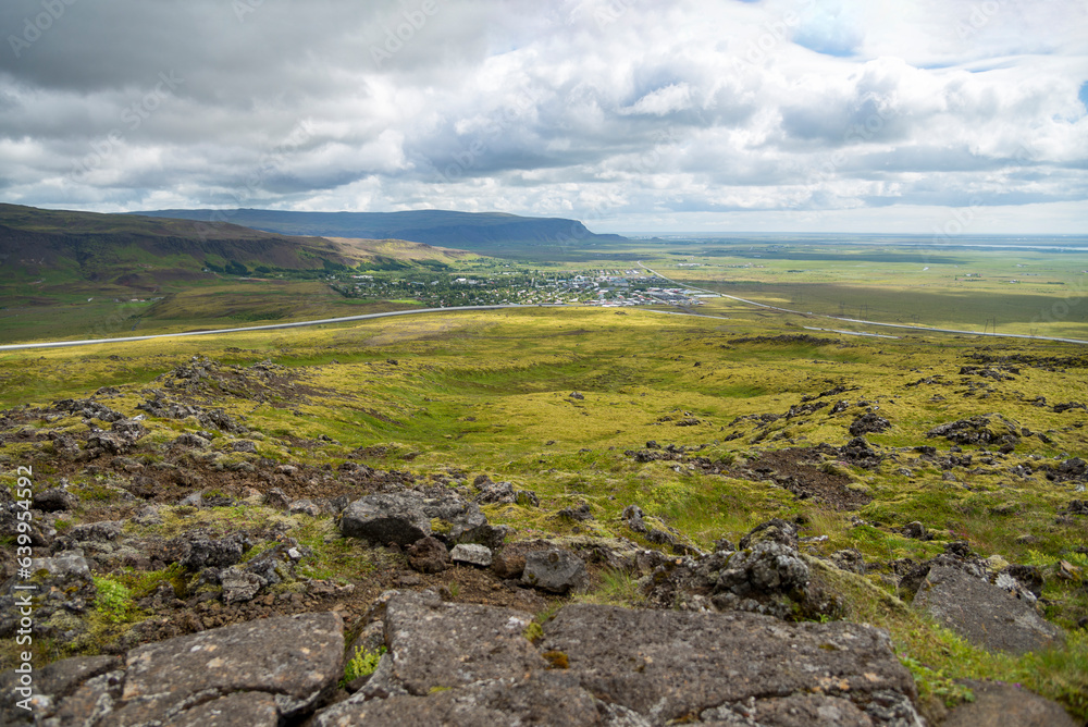 Paysage islandais avec en fond un village et des montagnes