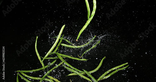 Tableau sur toile Green Beans or French Beans, phaseolus vulgaris, Vegetable falling on Water