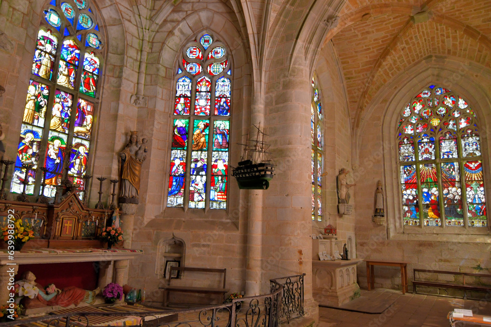 Jolis vitraux de l'église Sainte-Barbe à Le Faouët - Bretagne France
