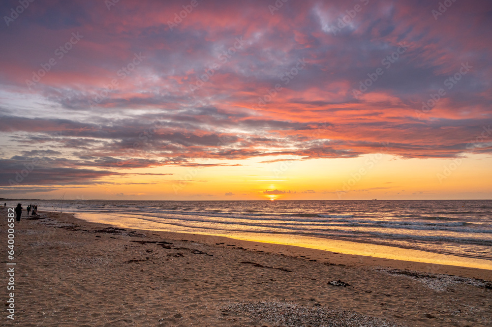 coucher de soleil rose et orange sur la plage de Cabourg