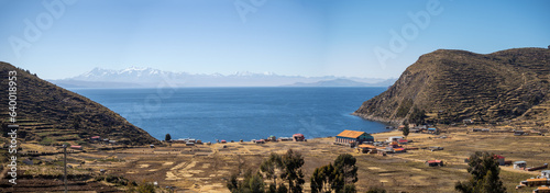Costa y muelle en la Isla del Sol en La Paz, Bolivia