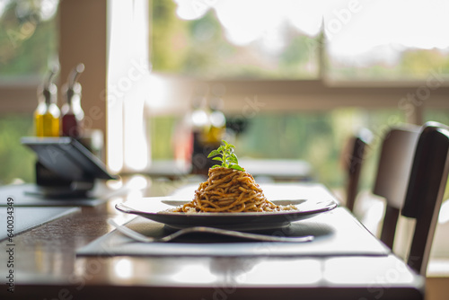 Lindo prato de comida feito em restaurante caro.