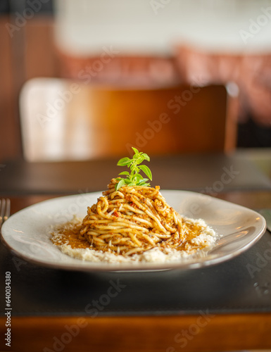 Lindo prato de comida feito em restaurante caro.
