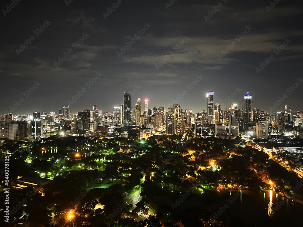 Fototapeta premium Bangkok city with Lumpini park at night