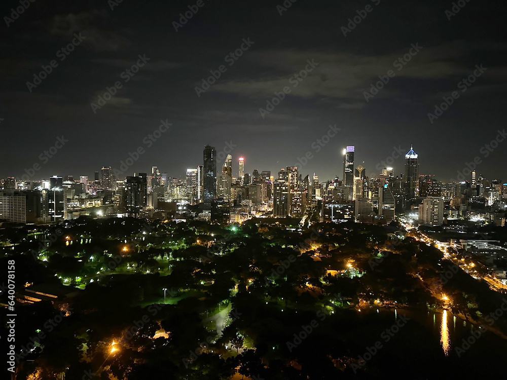Fototapeta premium Bangkok city with Lumpini park at night