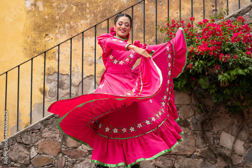 фотографія Latin couple of dancers wearing traditional Mexican dress from Guadalajara Jalis