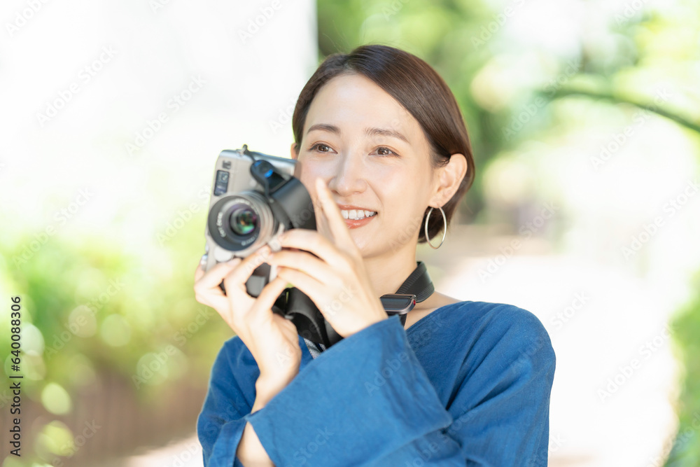 写真を撮る女性 写真を撮る女性