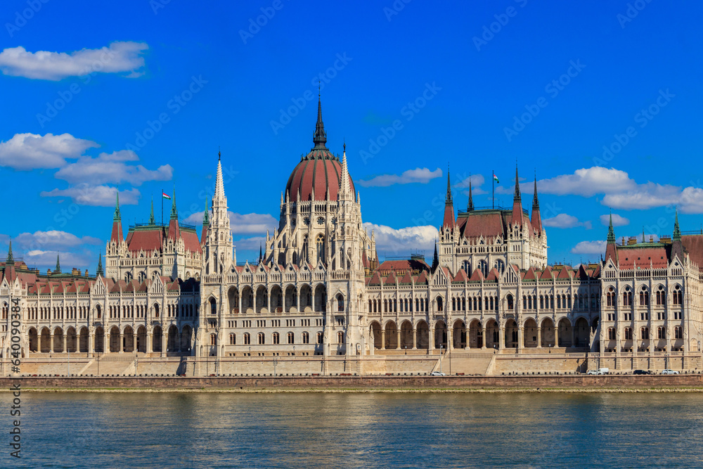 Obraz premium View of Parliament building and the Danube river in Budapest, Hungary