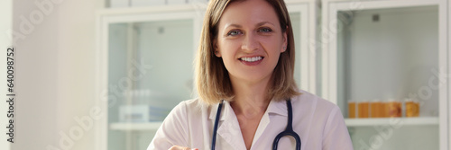 A smiling doctor shows a uterine model, a close-up