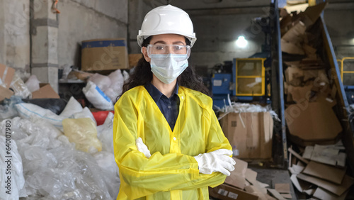 Obraz na plátně Black-haired lady manager inspects employees work at waste sorting factory