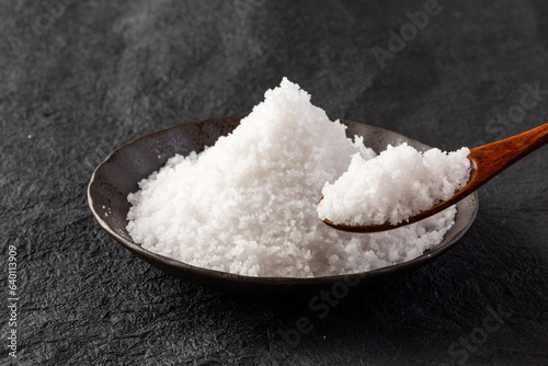 Fotografía 粗塩　山盛り　スプーン持ち上げ salt